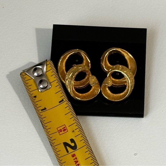 Kramer vintage signed matte gold tone spiral earrings #074 - Picture 3 of 6